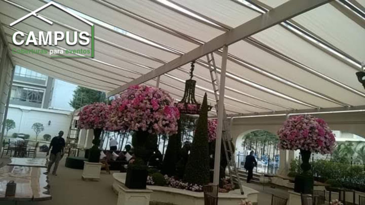 Casamento Perfeito: Proteção e Elegância com Cobertura Cristal!
