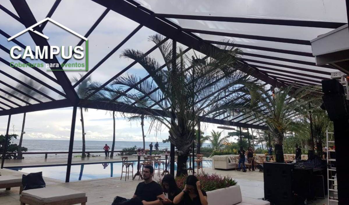 Casamento Perfeito: Proteção e Elegância com Cobertura Cristal!